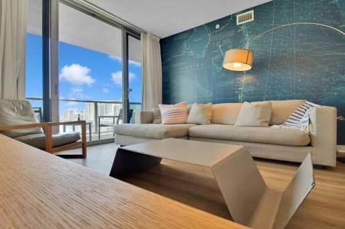 Beach, pool, and Gym 2B 2B Near Gulfstream & Mall