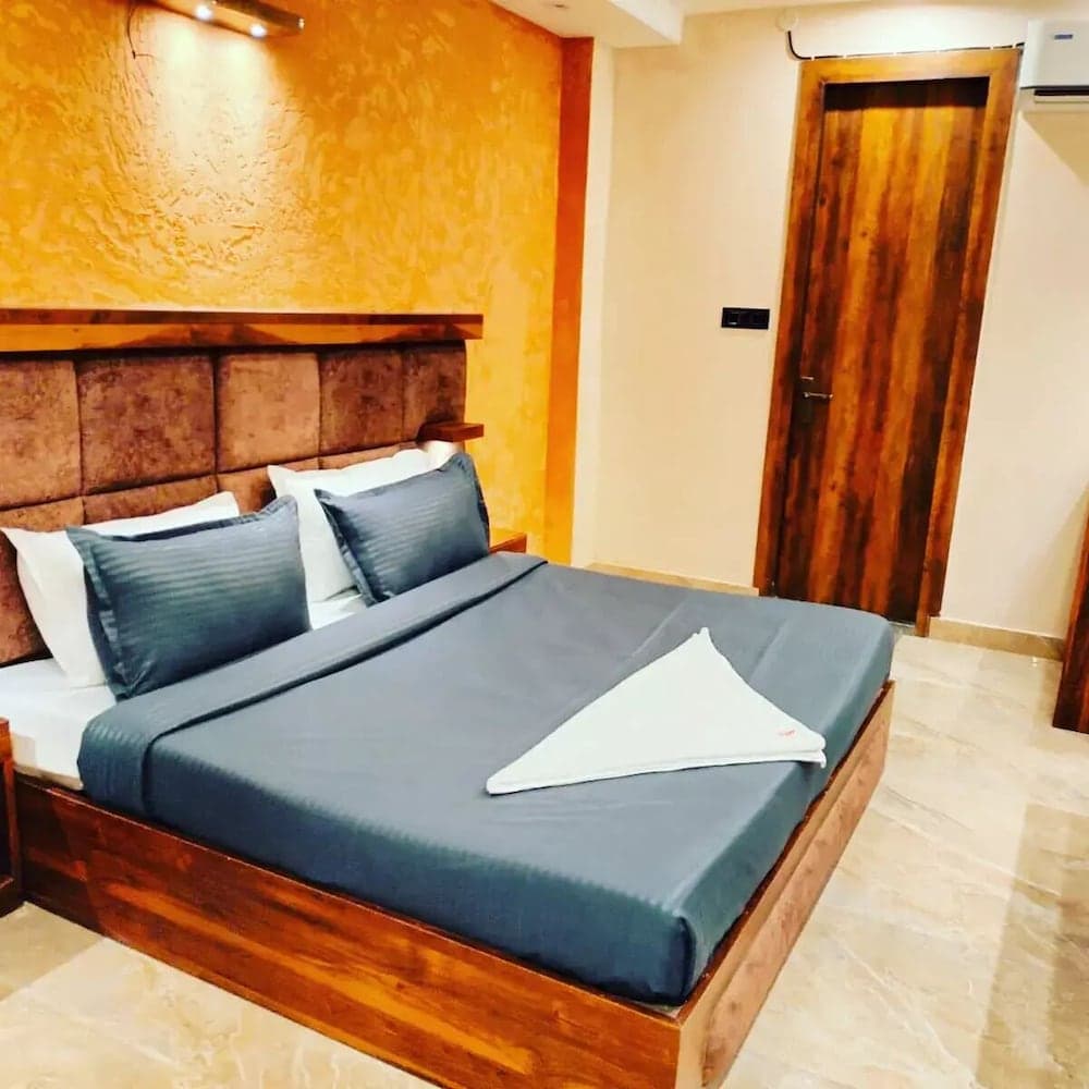 Hotel Bhatia Inn