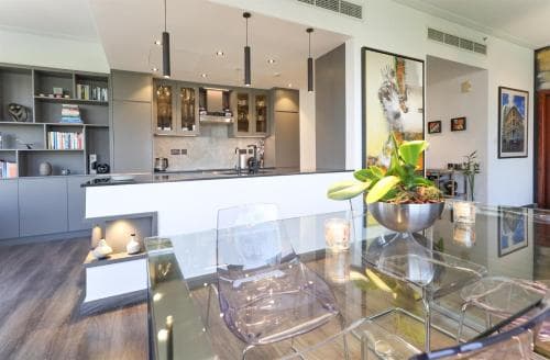 Elite LUX Holiday Homes - Elegant 2BR Suite in Business Bay Dubai