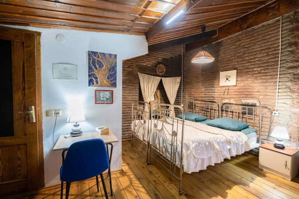 Leon Rooms