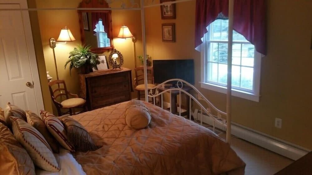 Pineapple Hill Inn