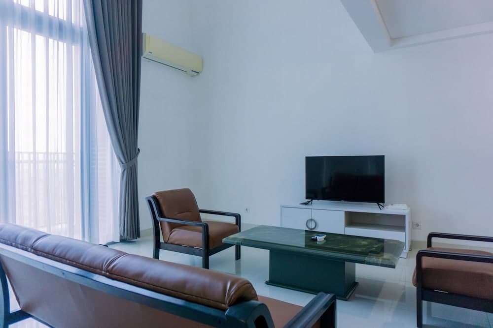 Modern Look and Spacious 1BR at Neo Soho Apartment By Travelio