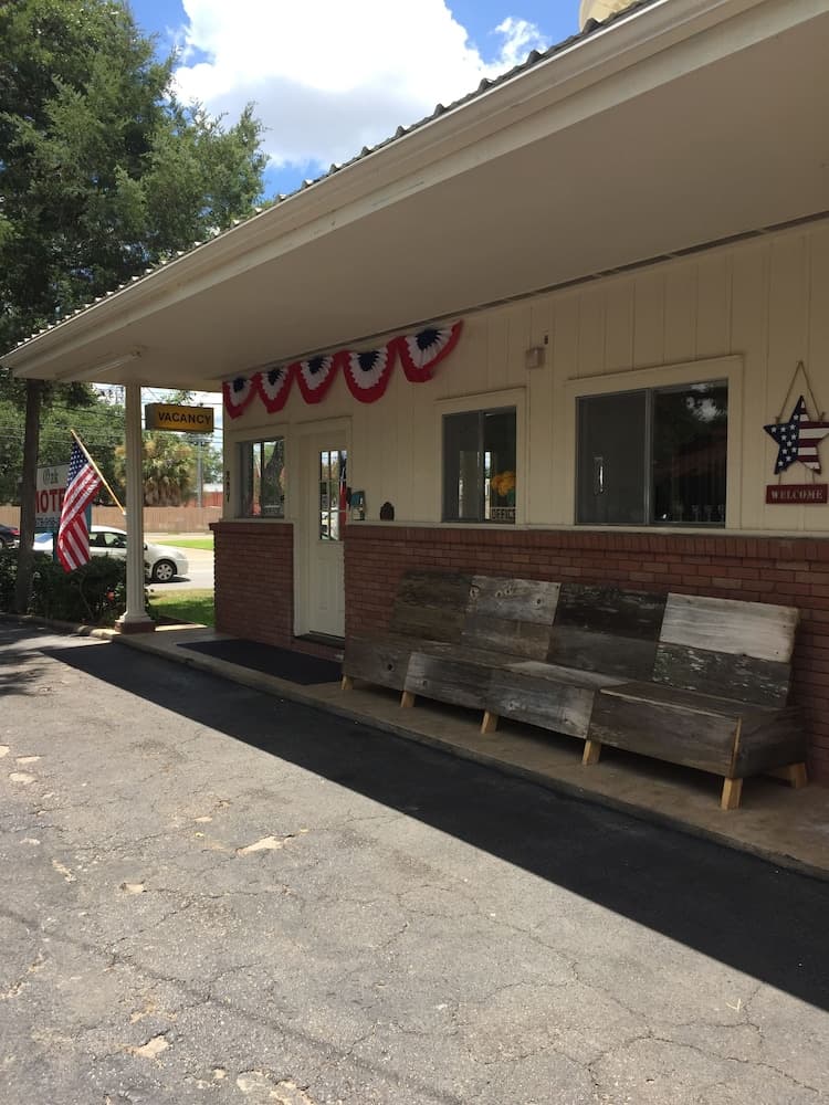 The Oak Motel