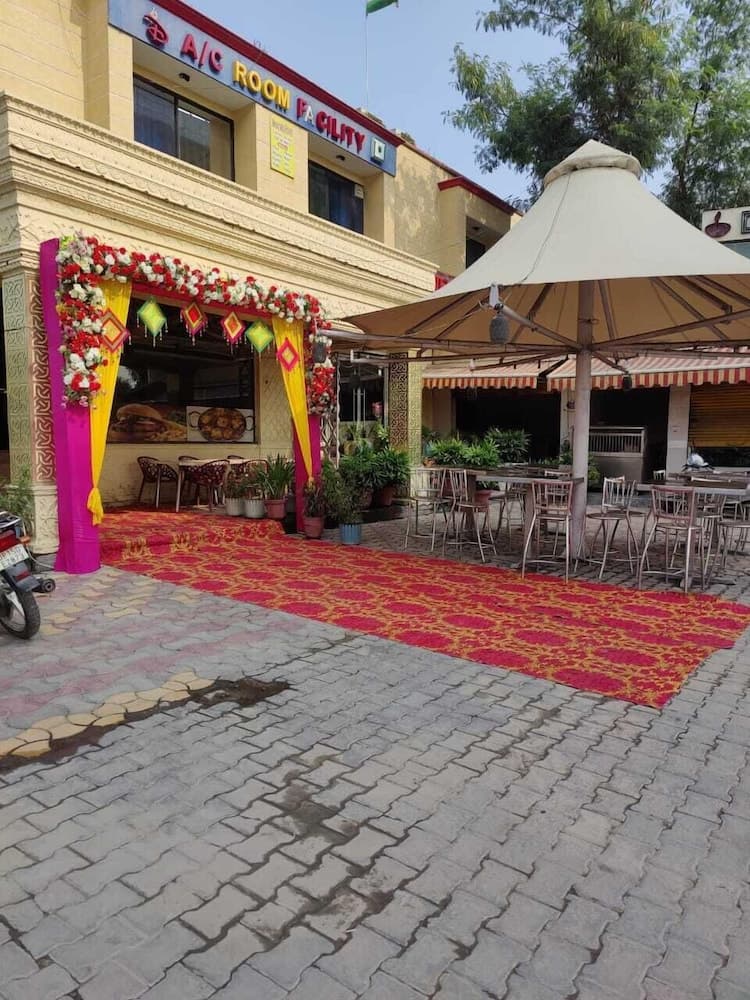 Deepak Hotel