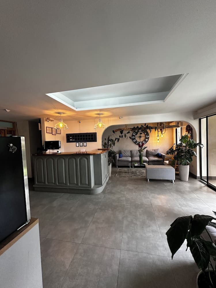 Berlor Airport Inn