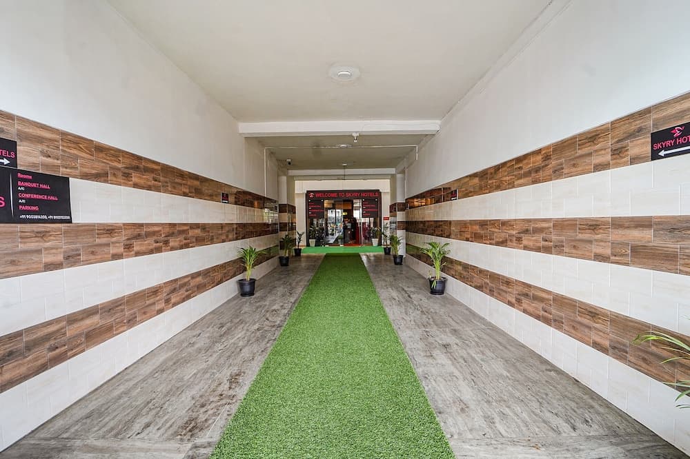 Fabhotel Skyry I