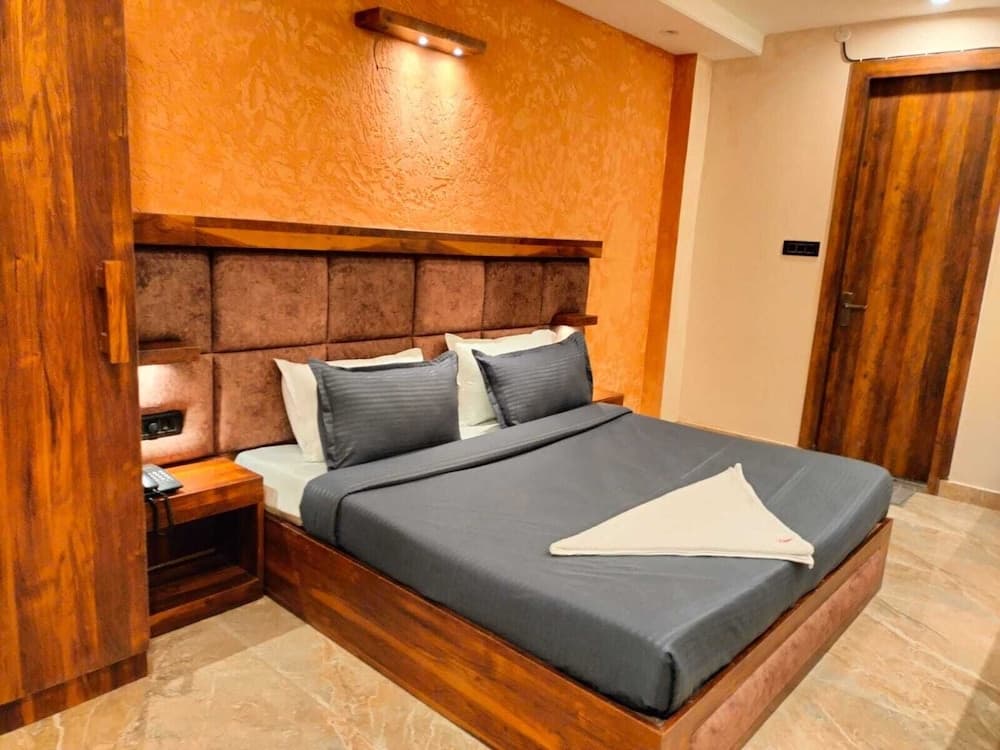 Hotel Bhatia Inn